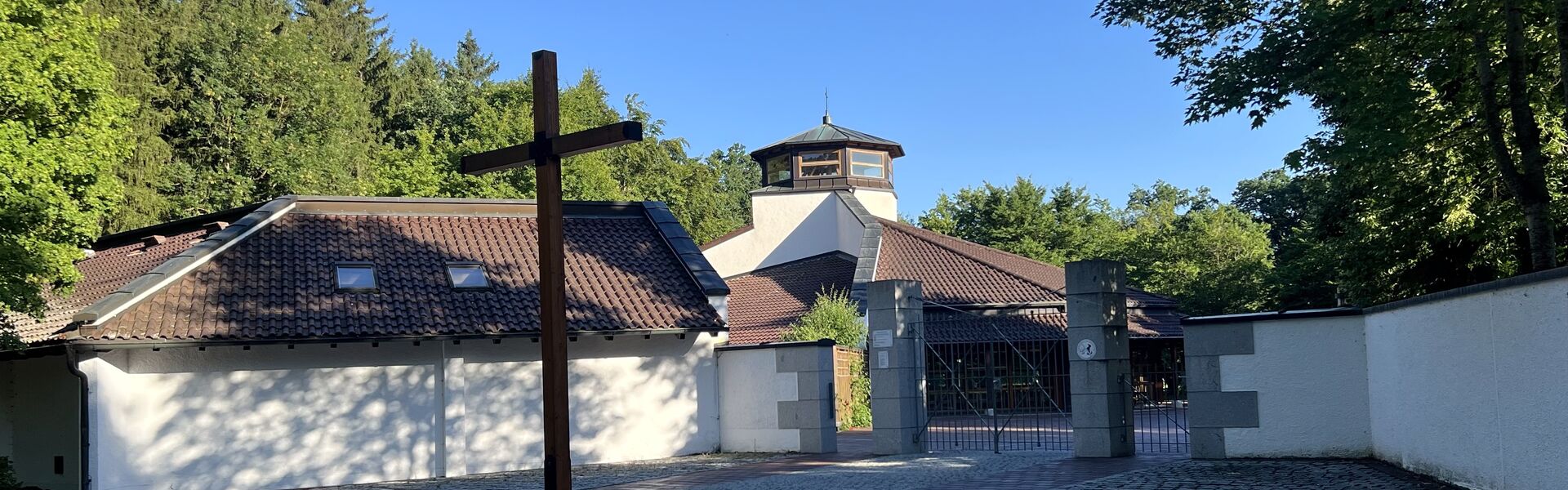 Aussegnungshalle mit Kreuz – Trauerfeier in Ulm und Neu-Ulm