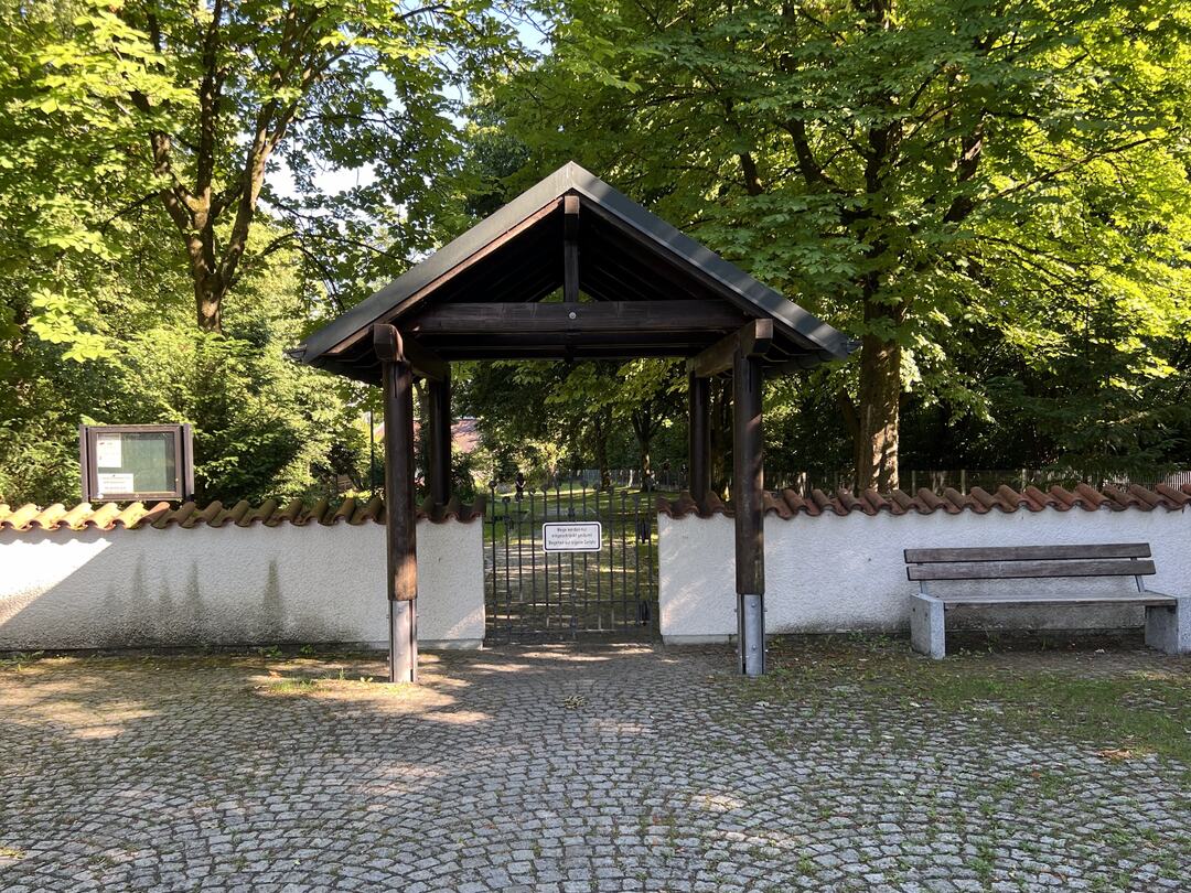 Neuer Friedhof Pfuhl (Kapellenberg) in Neu-Ulm – Eingang mit Ruhebank